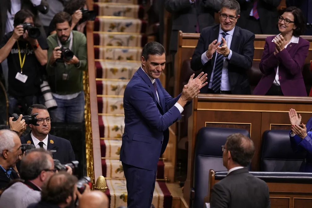 O primeiro-ministro da Espanha, Pedro Sánchez, aplaude e é aplaudido após conseguir aprovação do Congresso para formar novo governo, em 16 de novembro de 2023. — Foto: Manu Fernandez/ AP